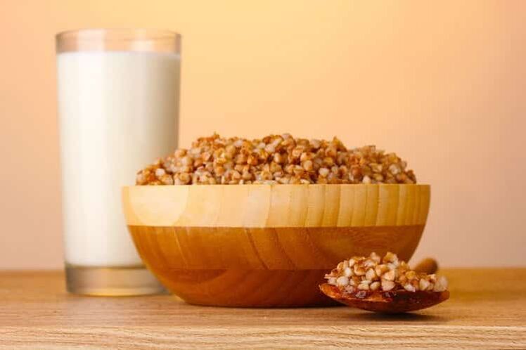 Porridge di grano saraceno e bicchiere di latte